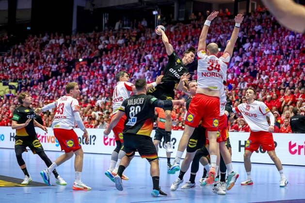 26.01.2026, Handball, Men s EHF EURO 2026, Deutschland - Dänemark, Jyske Bank Boxen in Herning, Dänemark, Main Round: Miro Schluroff (Germany 05) wirft den Ball auf das Tor über Abwehr Magnus Saugstrup Jensen (Denmark 15) Simon Hald Jensen (Denmark 34) Rasmus Lauge Schmidt (Denmark 11) Mathias Gidsel (Denmark 19) Dänemark