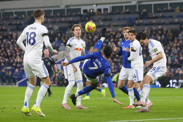 Dwight McNeil of Everton tries an overhead shot Everton v Leeds, Premier League, Football, Hill Dickinson Stadium, Liverpool, UK - 26 Jan 2026Liverpool Hill Dickinson Stadium United Kingdom EDITORIAL USE ONLY No use with unauthorised audio, video, data, fixture lists, club league logos or live services. Online in-match use limited to 120 images, no video emulation. No use in betting, games or single club league player publications. Copyright: xPhilxOldham Shutterstockx 16426163k