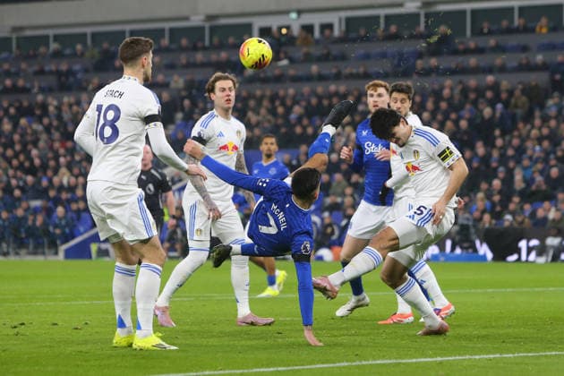 Dwight McNeil of Everton tries an overhead shot Everton v Leeds, Premier League, Football, Hill Dickinson Stadium, Liverpool, UK - 26 Jan 2026Liverpool Hill Dickinson Stadium United Kingdom EDITORIAL USE ONLY No use with unauthorised audio, video, data, fixture lists, club league logos or live services. Online in-match use limited to 120 images, no video emulation. No use in betting, games or single club league player publications. Copyright: xPhilxOldham Shutterstockx 16426163l