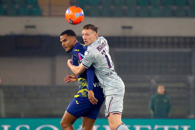 Udinese™s Nicolo Bertola , Verona s Amin Sarr during the Serie A soccer match between Hellas Verona and Udinese at the Bentegodi Stadium in Verona, north west Italy - Monday , January 26 , 2026. - Soccer .  Copyright: xPaolaxGarbuio LaPressex