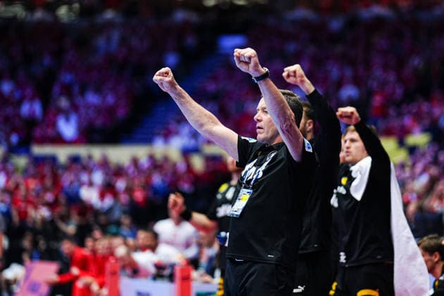 Alfred Gislason (Deutschland, Trainer) Jubel nach Parade von David Spaeth (Deutschland, 01) DEN, Deutschland vs. Daenemark, Handball, EHF Europameisterschaft 2026, Hauptrunde, Spieltag 3, 26.01.2026 DEN, Deutschland vs. Daenemark, Handball, EHF Europameisterschaft 2026, Hauptrunde, Spieltag 3, 26.01.2026 Herning Copyright: xEibner-Pressefoto MarcelxvonxFehrnx EP_MFN