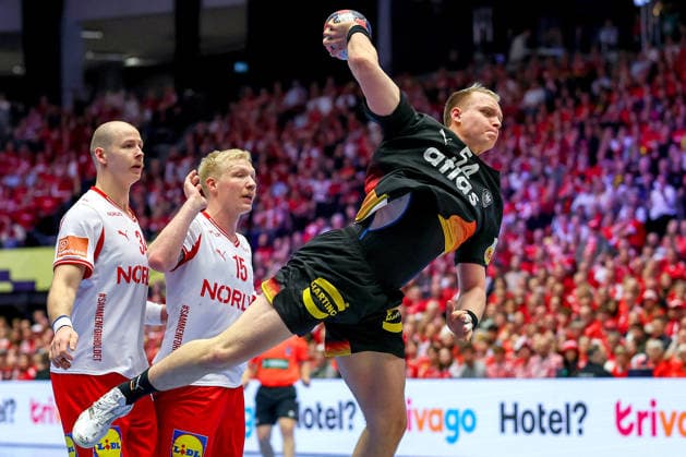 26.01.2026, Handball, Men s EHF EURO 2026, Deutschland - Dänemark, Jyske Bank Boxen in Herning, Dänemark, Main Round: Justus Fischer (Germany 54) wirft den Ball auf das Tor Dänemark