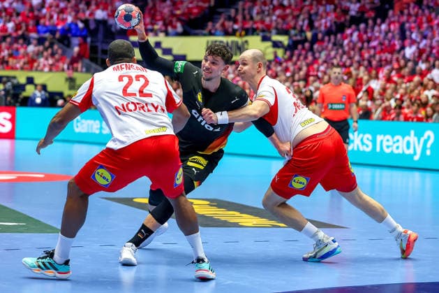 26.01.2026, Handball, Men s EHF EURO 2026, Deutschland - Dänemark, Jyske Bank Boxen in Herning, Dänemark, Main Round: Marko Grgic (Germany 71) im Zweikampf gegen Mads Mensah Larsen (Denmark 22) Simon Hald Jensen (Denmark 34) Dänemark
