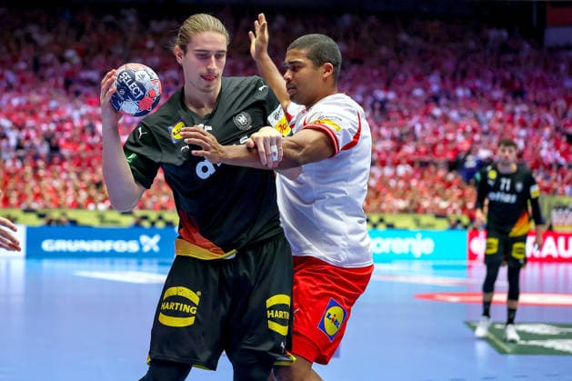 26.01.2026, Handball, Men s EHF EURO 2026, Deutschland - Dänemark, Jyske Bank Boxen in Herning, Dänemark, Main Round: Juri Knorr (Germany 15) im Zweikampf gegen Mads Mensah Larsen (Denmark 22) Dänemark