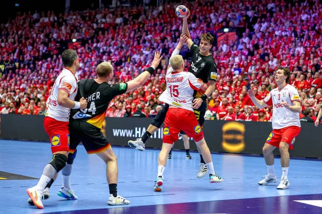 26.01.2026, Handball, Men s EHF EURO 2026, Deutschland - Dänemark, Jyske Bank Boxen in Herning, Dänemark, Main Round: Julian Köster (Germany 18) im Zweikampf gegen Magnus Saugstrup Jensen (Denmark 15) Dänemark