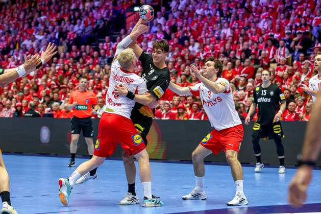 26.01.2026, Handball, Men s EHF EURO 2026, Deutschland - Dänemark, Jyske Bank Boxen in Herning, Dänemark, Main Round: Julian Köster (Germany 18) im Zweikampf gegen Magnus Saugstrup Jensen (Denmark 15) Dänemark