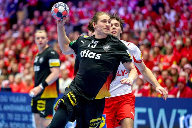26.01.2026, Handball, Men s EHF EURO 2026, Deutschland - Dänemark, Jyske Bank Boxen in Herning, Dänemark, Main Round: Juri Knorr (Germany 15) wirft den Ball auf das Tor Dänemark