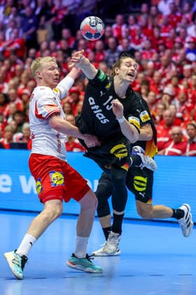 26.01.2026, Handball, Men s EHF EURO 2026, Deutschland - Dänemark, Jyske Bank Boxen in Herning, Dänemark, Main Round: Juri Knorr (Germany 15) im Zweikampf gegen Magnus Saugstrup Jensen (Denmark 15) Dänemark