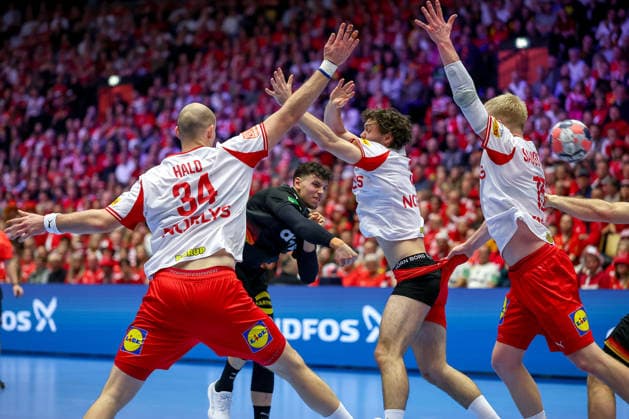 26.01.2026, Handball, Men s EHF EURO 2026, Deutschland - Dänemark, Jyske Bank Boxen in Herning, Dänemark, Main Round: Marko Grgic (Germany 71) im Zweikampf gegen Simon Hald Jensen (Denmark 34) Niclas Vest Kirkelokke (Denmark 03) (Unterhose sichtbar weil an der Hose gezogen wird) und Magnus Saugstrup Jensen (Denmark 15) Dänemark