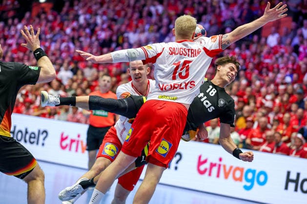 26.01.2026, Handball, Men s EHF EURO 2026, Deutschland - Dänemark, Jyske Bank Boxen in Herning, Dänemark, Main Round: Julian Köster (Germany 18) im Zweikampf gegen Magnus Saugstrup Jensen (Denmark 15) Dänemark