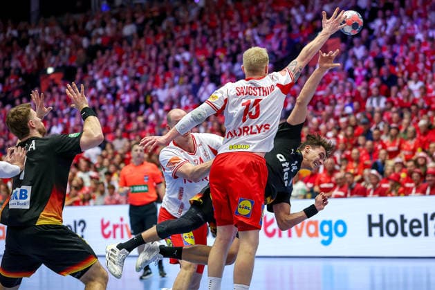 26.01.2026, Handball, Men s EHF EURO 2026, Deutschland - Dänemark, Jyske Bank Boxen in Herning, Dänemark, Main Round: Julian Köster (Germany 18) im Zweikampf gegen Magnus Saugstrup Jensen (Denmark 15) Dänemark