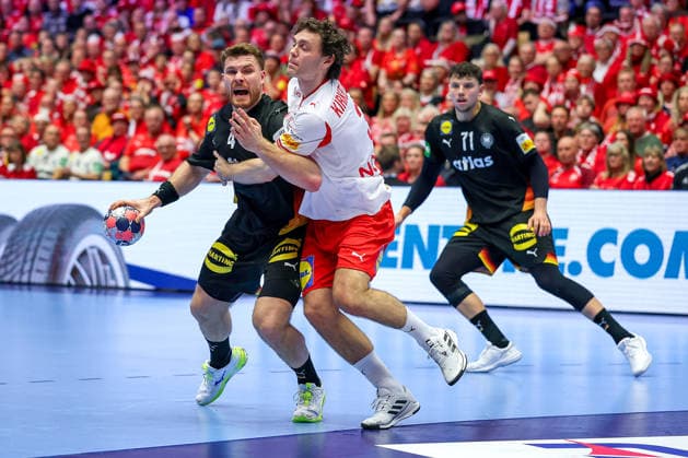 26.01.2026, Handball, Men s EHF EURO 2026, Deutschland - Dänemark, Jyske Bank Boxen in Herning, Dänemark, Main Round: Johannes Golla (Germany 04) im Zweikampf gegen Niclas Vest Kirkelokke (Denmark 03) Dänemark