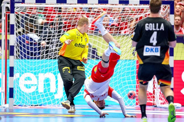 26.01.2026, Handball, Men s EHF EURO 2026, Deutschland - Dänemark, Jyske Bank Boxen in Herning, Dänemark, Main Round: Emil Jakobsen (Denmark 07) wirft den Ball auf das Tor David Späth (Germany 01) Dänemark