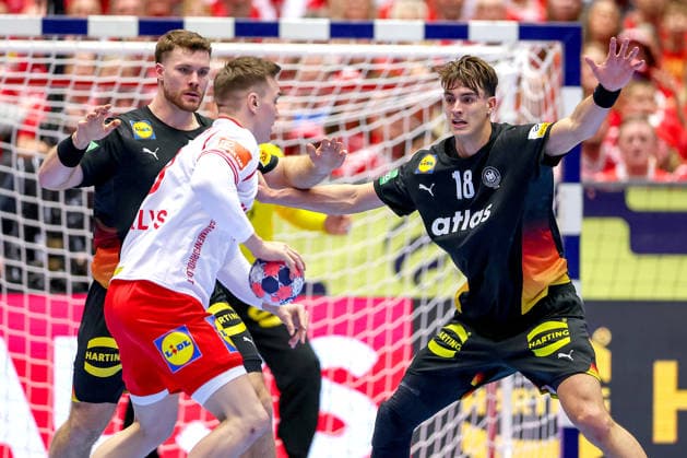 26.01.2026, Handball, Men s EHF EURO 2026, Deutschland - Dänemark, Jyske Bank Boxen in Herning, Dänemark, Main Round: Johannes Golla (Germany 04) Julian Köster (Germany 18) verteidigen gegen Lasse Bredekjaer Andersson (Denmark 28) Dänemark