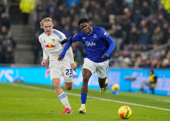 Liverpool, England, 26th January 2026. Sebastiaan Bornauw of Leeds United and Thierno Barry of Everton during the Everton vs Leeds United Premier League match at Hill Dickinson Stadium, Liverpool. Picture credit should read: Andrew Yates Sportimage EDITORIAL USE ONLY. No use with unauthorised audio, video, data, fixture lists, club league logos or live services. Online in-match use limited to 120 images, no video emulation. No use in betting, games or single club league player publications. SPI_032_AY_Everton_Leeds SPI-4481-0032
