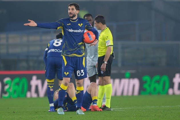 Protest of Roberto Gagliardini of Hellas Verona FC during the soccer match between Hellas Verona FC and Udinese Calcio, MD 22 of Serie A Enilive Italian soccer championship 2025 2026 at Marcantonio Bentegodi Stadium on January 26, 2026, Verona, Italy.  Copyright: xRobertoxTommasini IPAxSportx xipa-agency.netx xx IPA_70597415 IPA_Agency_IPA70597415