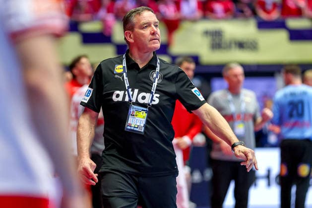 26.01.2026, Handball, Men s EHF EURO 2026, Deutschland - Dänemark, Jyske Bank Boxen in Herning, Dänemark, Main Round: Headcoach Alfred Gislason (Germany hc) gestikulierend am Spielfeldrand x Dänemark