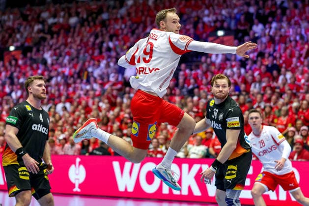 26.01.2026, Handball, Men s EHF EURO 2026, Deutschland - Dänemark, Jyske Bank Boxen in Herning, Dänemark, Main Round: d19 wirft den Ball auf das Tor Dänemark