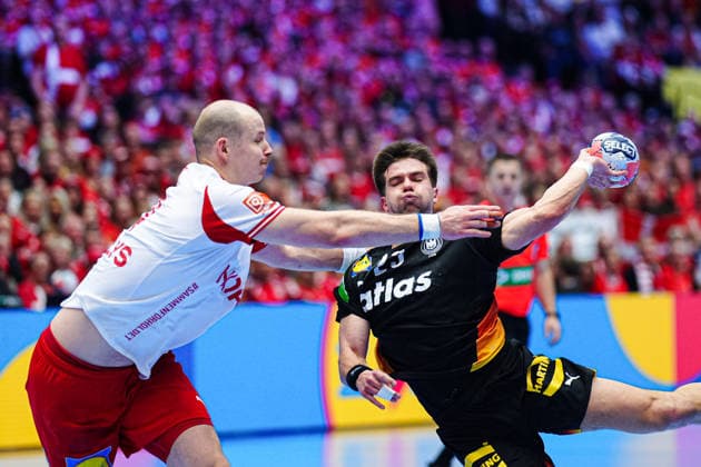 Simon Hald (Daenemark, 34), Renars Uscins (Deutschland, 23) DEN, Deutschland vs. Daenemark, Handball, EHF Europameisterschaft 2026, Hauptrunde, Spieltag 3, 26.01.2026 DEN, Deutschland vs. Daenemark, Handball, EHF Europameisterschaft 2026, Hauptrunde, Spieltag 3, 26.01.2026 Herning *** Simon Hald Denmark, 34 , Renars Uscins Germany, 23 DEN, Germany vs Denmark, Handball, EHF European Championship 2026, Main Round, Matchday 3, 26 01 2026 DEN, Germany vs Denmark, Handball, EHF European Championship 2026, Main Round, Matchday 3, 26 01 2026 Herning Copyright: xEibner-Pressefoto MarcelxvonxFehrnx EP_MFN