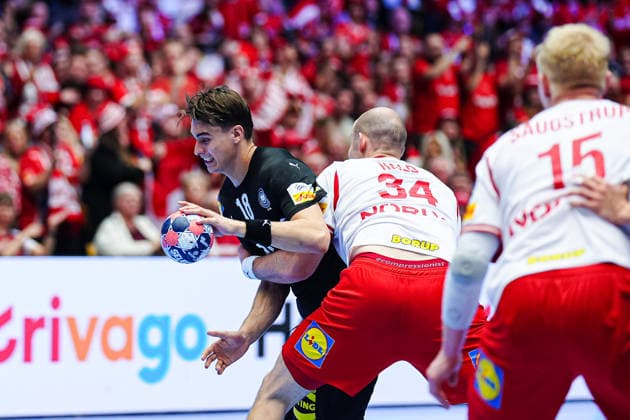 Julian Koester (Deutschland, 18), Simon Hald (Daenemark, 34) DEN, Deutschland vs. Daenemark, Handball, EHF Europameisterschaft 2026, Hauptrunde, Spieltag 3, 26.01.2026 DEN, Deutschland vs. Daenemark, Handball, EHF Europameisterschaft 2026, Hauptrunde, Spieltag 3, 26.01.2026 Herning Copyright: xEibner-Pressefoto MarcelxvonxFehrnx EP_MFN
