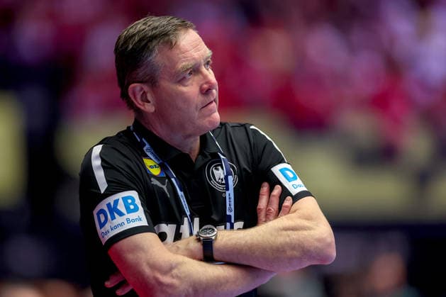26.01.2026, Handball, Men s EHF EURO 2026, Deutschland - Dänemark, Jyske Bank Boxen in Herning, Dänemark, Main Round: Headcoach Alfred Gislason (Germany hc) gestikulierend am Spielfeldrand enttäuscht Enttäuschung Dänemark