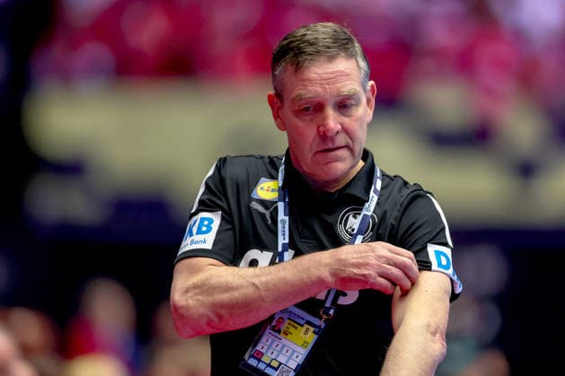 26.01.2026, Handball, Men s EHF EURO 2026, Deutschland - Dänemark, Jyske Bank Boxen in Herning, Dänemark, Main Round: Headcoach Alfred Gislason (Germany hc) gestikulierend am Spielfeldrand enttäuscht Enttäuschung Dänemark