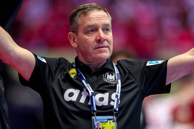 26.01.2026, Handball, Men s EHF EURO 2026, Deutschland - Dänemark, Jyske Bank Boxen in Herning, Dänemark, Main Round: Headcoach Alfred Gislason (Germany hc) gestikulierend am Spielfeldrand enttäuscht Enttäuschung Dänemark