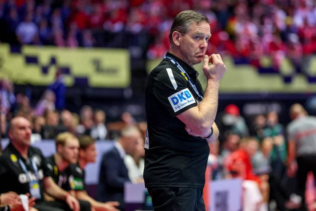 26.01.2026, Handball, Men s EHF EURO 2026, Deutschland - Dänemark, Jyske Bank Boxen in Herning, Dänemark, Main Round: Headcoach Alfred Gislason (Germany hc) gestikulierend am Spielfeldrand enttäuscht Enttäuschung Dänemark