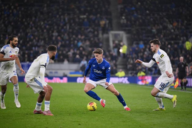 Everton v Leeds United, Premier League Everton™s Harrison Armstrong and Leeds United s Jayden Bogle in action during the Everton v Leeds United Premier League match at the Hill Dickinson Stadium, Liverpool, England on 26 January 2026 Credit: Gary Oakley Every Second Media Editorial use only. All images are copyright Every Second Media Limited. No images may be reproduced without prior permission. All rights reserved. Premier League and Football League images are subject to licensing agreements with Football DataCo Limited. see https: www.football-dataco.com Copyright: xIMAGO EveryxSecondxMediax ESM-1774-0025 GaryxOakleyx xEveryxSecondxMediax