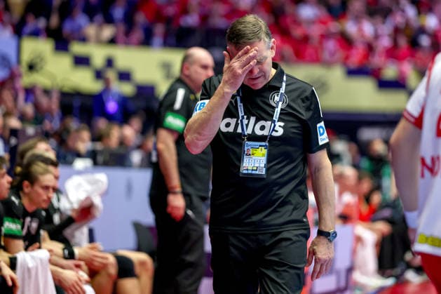 26.01.2026, Handball, Men s EHF EURO 2026, Deutschland - Dänemark, Jyske Bank Boxen in Herning, Dänemark, Main Round: Headcoach Alfred Gislason (Germany hc) enttäuscht Enttäuschung gestikulierend am Spielfeldrand Dänemark *** 26 01 2026, Handball, Men s EHF EURO 2026, Germany Denmark, Jyske Bank Boxen in Herning, Denmark, Main Round Headcoach Alfred Gislason Germany hc disappointed disappointment gesticulating on the sidelines Denmark