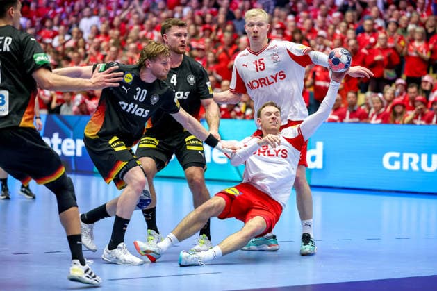 26.01.2026, Handball, Men s EHF EURO 2026, Deutschland - Dänemark, Jyske Bank Boxen in Herning, Dänemark, Main Round: Julian Köster (Germany 18) Tom Kiesler (Germany 30) Johannes Golla (Germany 04) im Zweikampf gegen Mathias Gidsel (Denmark 19) Magnus Saugstrup Jensen (Denmark 15) Dänemark