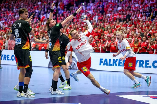26.01.2026, Handball, Men s EHF EURO 2026, Deutschland - Dänemark, Jyske Bank Boxen in Herning, Dänemark, Main Round: Mathias Gidsel (Denmark 19) wirft den Ball auf das Tor vorbei an Julian Köster (Germany 18) Tom Kiesler (Germany 30) Johannes Golla (Germany 04) Dänemark