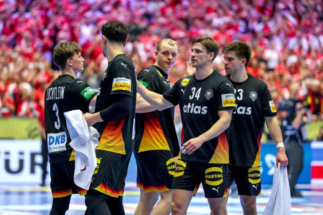 26.01.2026, Handball, Men s EHF EURO 2026, Deutschland - Dänemark, Jyske Bank Boxen in Herning, Dänemark, Main Round: Enttäuschte Gesichter bei der deutschen Mannschaft nach der Niederlage gegen Dänemark. Nils Lichtlein (Germany 03) Marko Grgic (Germany 71) Justus Fischer (Germany 54) Rune Dahmke (Germany 34) Renars Uscins (Germany 23) Dänemark