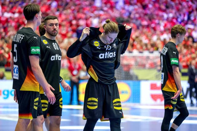 26.01.2026, Handball, Men s EHF EURO 2026, Deutschland - Dänemark, Jyske Bank Boxen in Herning, Dänemark, Main Round: Enttäuschte Gesichter bei der deutschen Mannschaft nach der Niederlage gegen Dänemark. Miro Schluroff (Germany 05) Julian Köster (Germany 18) Juri Knorr (Germany 15) Mathis Häseler (Germany 14) Dänemark
