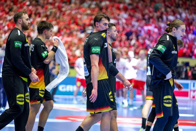 26.01.2026, Handball, Men s EHF EURO 2026, Deutschland - Dänemark, Jyske Bank Boxen in Herning, Dänemark, Main Round: Enttäuschte Gesichter bei der deutschen Mannschaft nach der Niederlage gegen Dänemark. Andreas Wolff (Germany 33) Renars Uscins (Germany 23) Miro Schluroff (Germany 05) Juri Knorr (Germany 15) Dänemark