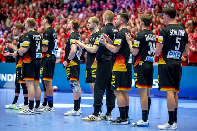 26.01.2026, Handball, Men s EHF EURO 2026, Deutschland - Dänemark, Jyske Bank Boxen in Herning, Dänemark, Main Round: Enttäuschte Gesichter bei der deutschen Mannschaft nach der Niederlage gegen Dänemark. Mathis Häseler (Germany 14) Justus Fischer (Germany 54) Julian Köster (Germany 18) Tom Kiesler (Germany 30) Lasse Ludwig (Germany 12) David Späth (Germany 01) Jannik Kohlbacher (Germany 80) Rune Dahmke (Germany 34) Miro Schluroff (Germany 05) Dänemark