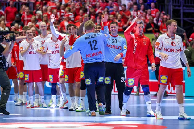 26.01.2026, Handball, Men s EHF EURO 2026, Deutschland - Dänemark, Jyske Bank Boxen in Herning, Dänemark, Main Round: Abschlussjubel Dänemark nach dem Sieg gegen Deutschland. Emil Nielsen (Denmark 12) Player of the Match neben Kevin Moller (Denmark 20) Dänemark