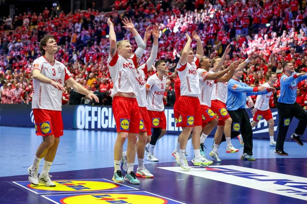 26.01.2026, Handball, Men s EHF EURO 2026, Deutschland - Dänemark, Jyske Bank Boxen in Herning, Dänemark, Main Round: Abschlussjubel Dänemark nach dem Sieg gegen Deutschland. Niclas Vest Kirkelokke (Denmark 03) Magnus Saugstrup Jensen (Denmark 15) Dänemark