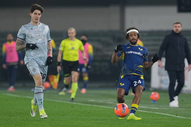 Antoine Bernede of Hellas Verona FC carries the ball during the soccer match between Hellas Verona FC and Udinese Calcio, MD 22 of Serie A Enilive Italian soccer championship 2025 2026 at Marcantonio Bentegodi Stadium on January 26, 2026, Verona, Italy.  Copyright: xRobertoxTommasini IPAxSportx xipa-agency.netx xx IPA_70599288 IPA_Agency_IPA70599288