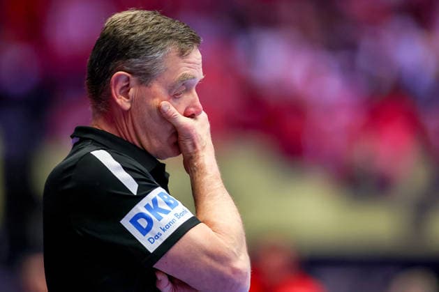 26.01.2026, Handball, Men s EHF EURO 2026, Deutschland - Dänemark, Jyske Bank Boxen in Herning, Dänemark, Main Round: Enttäuschte Gesichter bei der Deutschen Mannschaft nach der Niederlage gegen Dänemark. Headcoach Alfred Gislason (Germany hc) gestikulierend am Spielfeldrand enttäuscht Enttäuschung Dänemark
