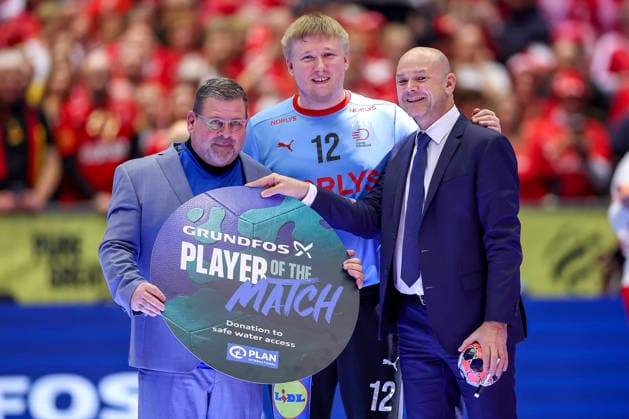 26.01.2026, Handball, Men s EHF EURO 2026, Deutschland - Dänemark, Jyske Bank Boxen in Herning, Dänemark, Main Round: Emil Nielsen (Denmark 12) Player of the Match Ehrung Auszeichnung POTM Dänemark