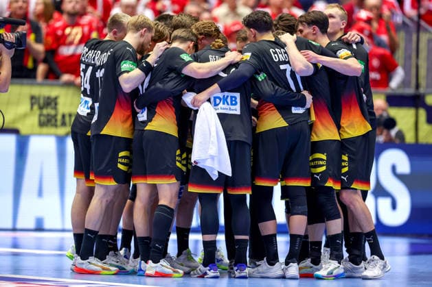 26.01.2026, Handball, Men s EHF EURO 2026, Deutschland - Dänemark, Jyske Bank Boxen in Herning, Dänemark, Main Round: Enttäuschte Gesichter bei der Deutschen Mannschaft nach der Niederlage gegen Dänemark. Mannschaftskreis die Mannschaft hällt zusammen. Justus Fischer (Germany 54) Matthes Langhoff (Germany 13) Rune Dahmke (Germany 34) Juri Knorr (Germany 15) Marko Grgic (Germany 71) Nils Lichtlein (Germany 03) Miro Schluroff (Germany 05) David Späth (Germany 01) blickt nach oben Dänemark