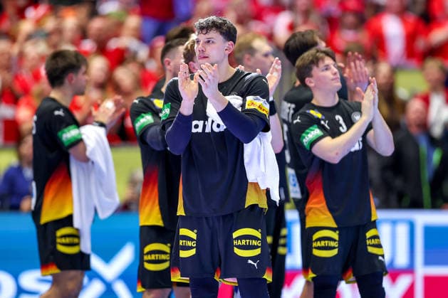 26.01.2026, Handball, Men s EHF EURO 2026, Deutschland - Dänemark, Jyske Bank Boxen in Herning, Dänemark, Main Round: Enttäuschte Gesichter bei der Deutschen Mannschaft nach der Niederlage gegen Dänemark. Marko Grgic (Germany 71) klatscht in die Hände Dänemark