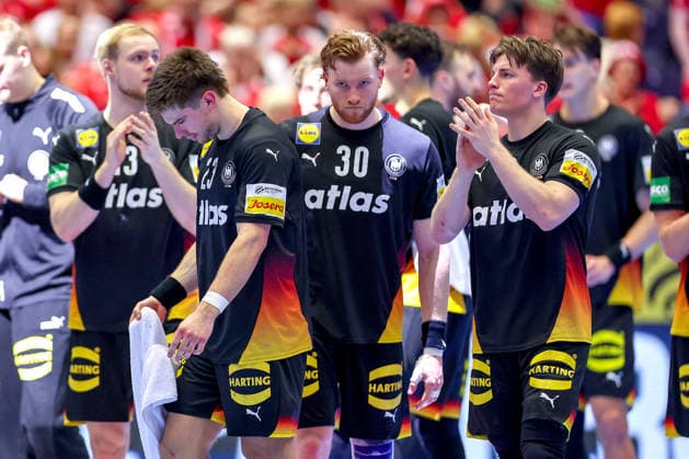 26.01.2026, Handball, Men s EHF EURO 2026, Deutschland - Dänemark, Jyske Bank Boxen in Herning, Dänemark, Main Round: Enttäuschte Gesichter bei der Deutschen Mannschaft nach der Niederlage gegen Dänemark. Matthes Langhoff (Germany 13) Renars Uscins (Germany 23) lässt den Kopf hängen Tom Kiesler (Germany 30) Nils Lichtlein (Germany 03) Dänemark