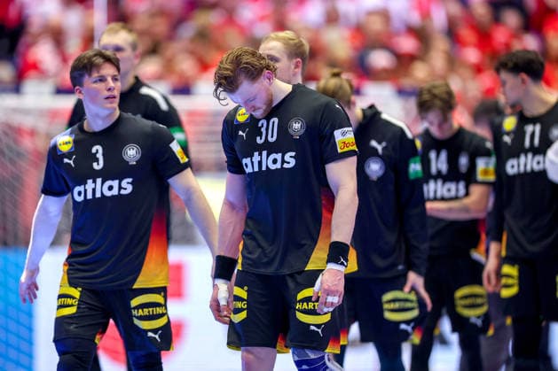 26.01.2026, Handball, Men s EHF EURO 2026, Deutschland - Dänemark, Jyske Bank Boxen in Herning, Dänemark, Main Round: Enttäuschte Gesichter bei der Deutschen Mannschaft nach der Niederlage gegen Dänemark. Nils Lichtlein (Germany 03) neben Tom Kiesler (Germany 30) mit gesenktem Kopf lässt den Kopf hängen Dänemark