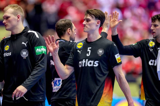 26.01.2026, Handball, Men s EHF EURO 2026, Deutschland - Dänemark, Jyske Bank Boxen in Herning, Dänemark, Main Round: Enttäuschte Gesichter bei der Deutschen Mannschaft nach der Niederlage gegen Dänemark. David Späth (Germany 01) neben Miro Schluroff (Germany 05) Dänemark