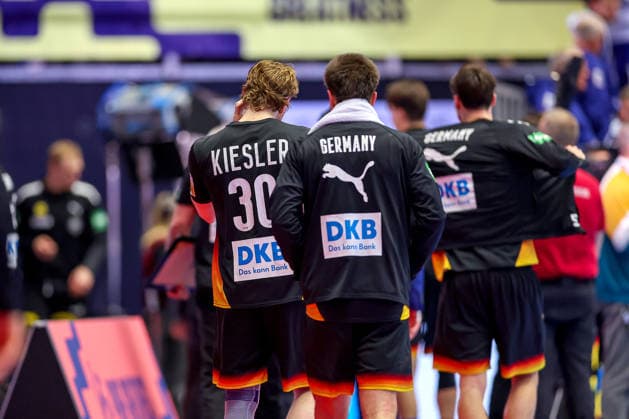 26.01.2026, Handball, Men s EHF EURO 2026, Deutschland - Dänemark, Jyske Bank Boxen in Herning, Dänemark, Main Round: Enttäuschte Gesichter bei der Deutschen Mannschaft nach der Niederlage gegen Dänemark. Die Deutsche Mannschaft verlässt mit hängendem Kopf die Halle. Tom Kiesler (Germany 30) Renars Uscins (Germany 23) Miro Schluroff (Germany 05) Dänemark