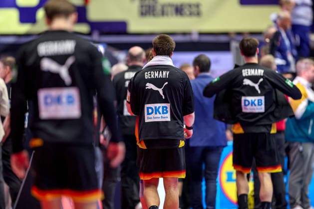26.01.2026, Handball, Men s EHF EURO 2026, Deutschland - Dänemark, Jyske Bank Boxen in Herning, Dänemark, Main Round: Enttäuschte Gesichter bei der Deutschen Mannschaft nach der Niederlage gegen Dänemark. Die Deutsche Mannschaft verlässt mit hängendem Kopf die Halle. Renars Uscins (Germany 23) von Hinten Dänemark