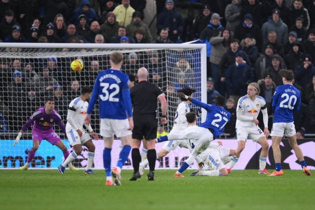 Everton v Leeds United, Premier League Everton s Idrissa Gueye has a shot on goal during the Everton v Leeds United Premier League match at the Hill Dickinson Stadium, Liverpool, England on 26 January 2026 Credit: Gary Oakley Every Second Media Editorial use only. All images are copyright Every Second Media Limited. No images may be reproduced without prior permission. All rights reserved. Premier League and Football League images are subject to licensing agreements with Football DataCo Limited. see https: www.football-dataco.com Copyright: xIMAGO EveryxSecondxMediax ESM-1774-0031 GaryxOakleyx xEveryxSecondxMediax