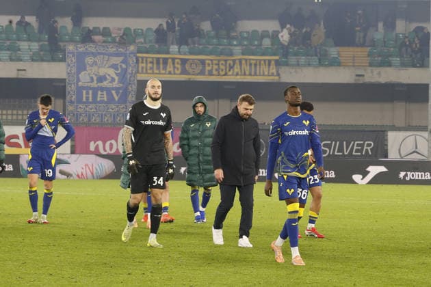 Paolo Zanetti Head Coach of Hellas Verona FC and Hellas Veorna players expresses disappointment at the end of Hellas Verona FC vs Udinese Calcio, 22Â° Serie A Enilive 2025-26 game at Marcantonio Bentegodi stadium in Verona (VR), Italy, on January 26, 2026.  Copyright: xDavidexCasentini IPAxSportx xipa-agency.netx xx IPA_70600993 IPA_Agency_IPA70600993